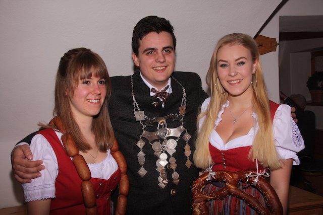 Die Jugendkönige Conny Demmelmair, Seppi Hogger und Lisa Prechtl zeigen stolz ihre Insignien